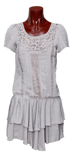 Stilvolles Kleid auf Schaufensterpuppe isoliert auf weiß — Stockfoto