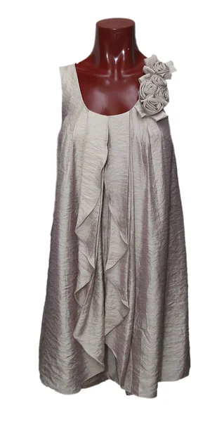 Stilvolles Kleid auf Schaufensterpuppe isoliert auf weiß — Stockfoto