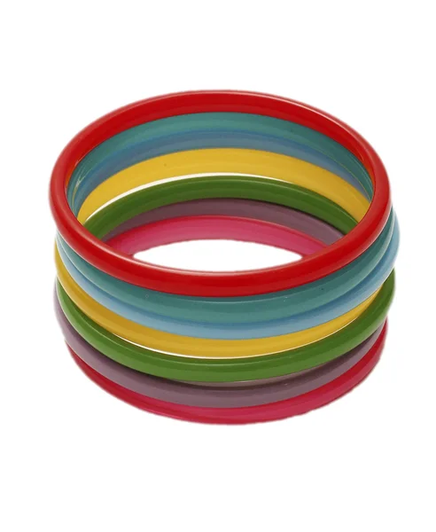 Разноцветные пластиковые браслеты расположены на белом фоне — стоковое фото