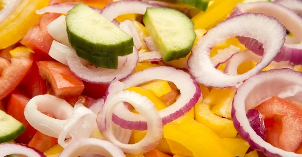 Assortiment van verse groenten, ui, komkommer, tomaat, peper, close-up — Stockfoto