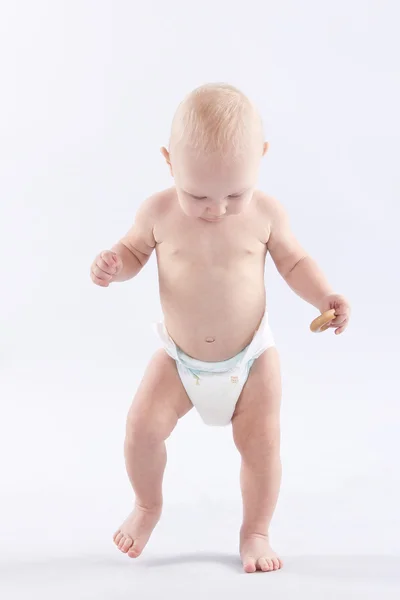 Il bambino va a giocare con i pannolini — Foto Stock