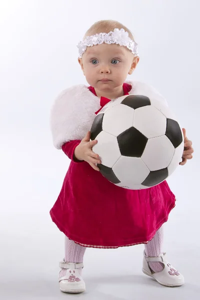 Маленька дівчинка з футбольним м'ячем — стокове фото