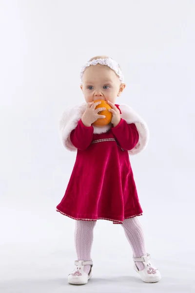 Baby met sinaasappel — Stockfoto