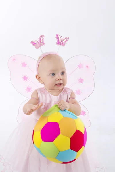 Noworodek szczęśliwy grać z miękka piłka — Zdjęcie stockowe