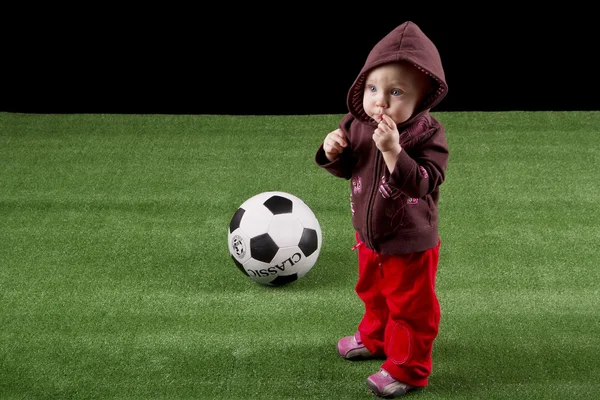 Ребенок с футбольным мячом — стоковое фото