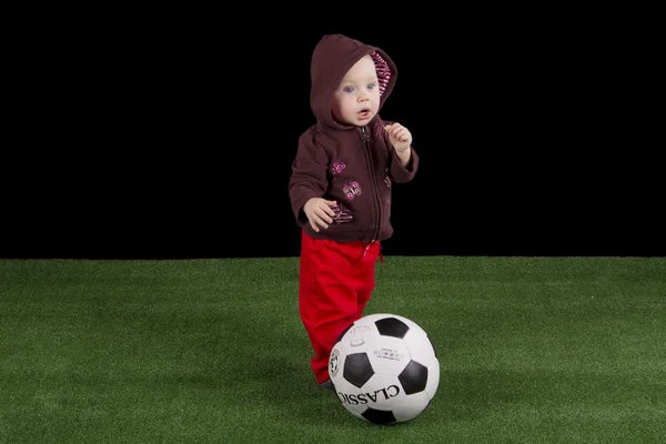 Barnet med en fotboll — Stockfoto