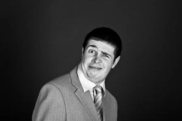 Portrét mladého muže v obleku — Stock fotografie