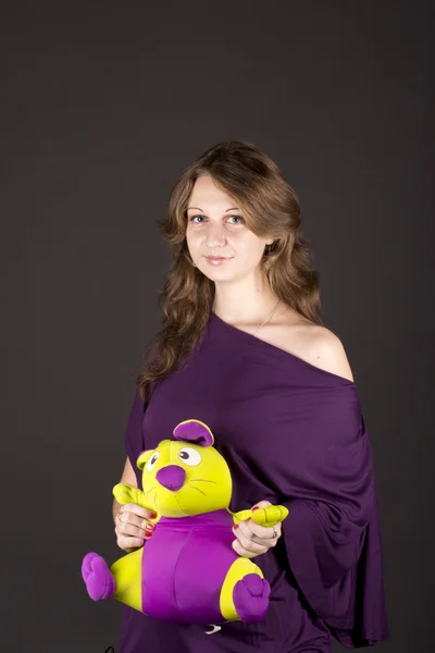 Красива молода жінка з м'якою іграшкою — стокове фото