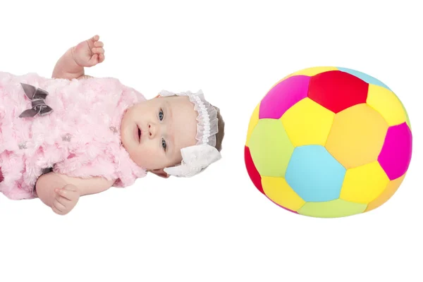 Fröhliches Babyspiel mit dem weichen Fußball — Stockfoto
