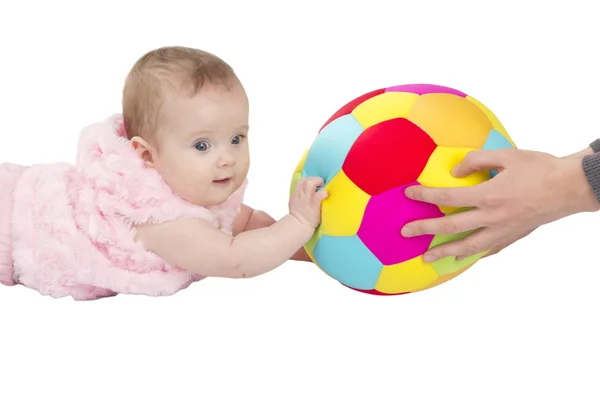 Счастливый ребенок играет с мягким футбольным мячом — стоковое фото
