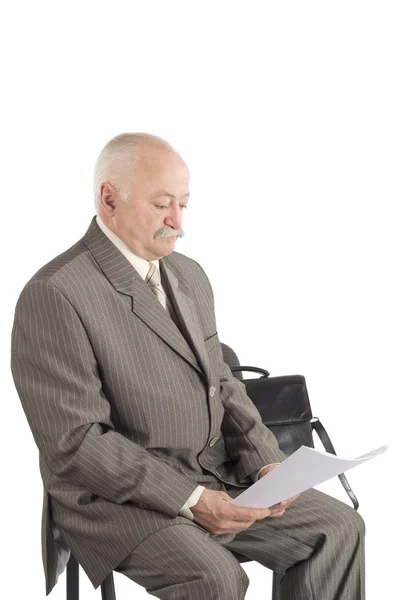 Человек с документом в руке, на белом фоне — стоковое фото