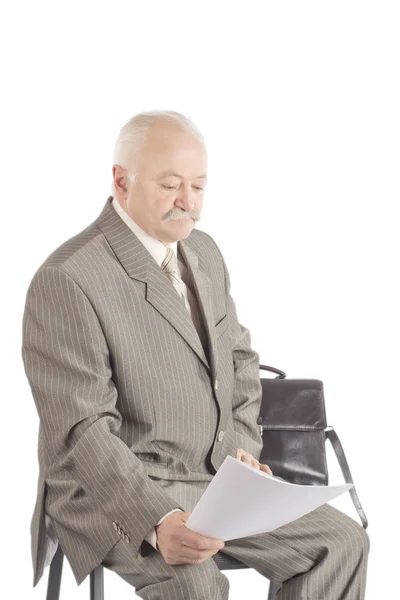 De man met het document in een hand, op een witte achtergrond — Stockfoto