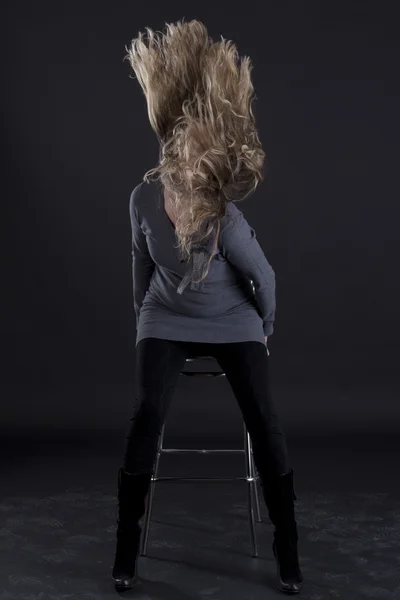 Flicka med långt hår på svart bakgrund — Stockfoto