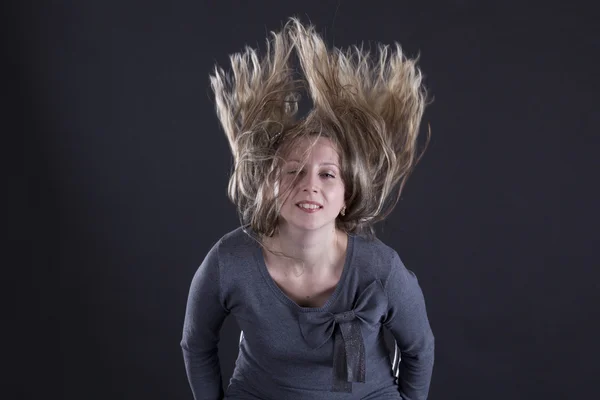 Menina com cabelos longos no fundo preto — Fotografia de Stock