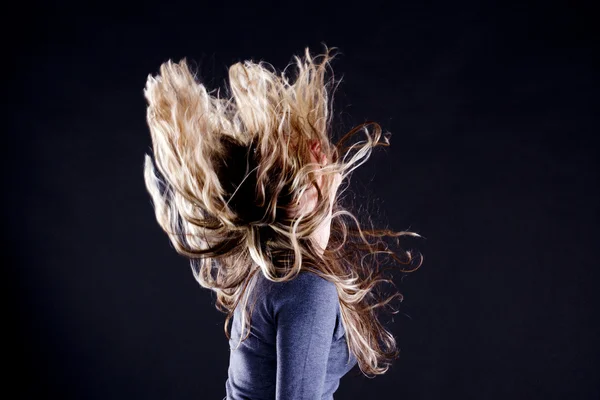 Menina com cabelos longos no fundo preto — Fotografia de Stock