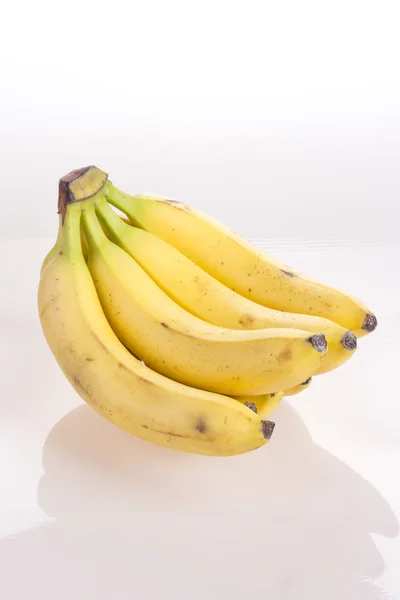 Bananenstrauß auf weißem Hintergrund — Stockfoto