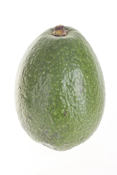 Grüne Avocado auf weißem Hintergrund — Stockfoto