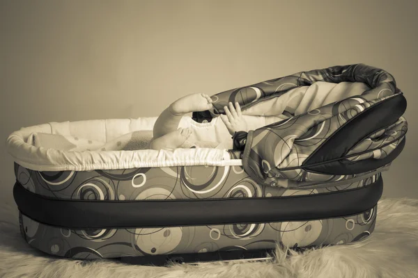 Ребенок лежит в коляске — стоковое фото
