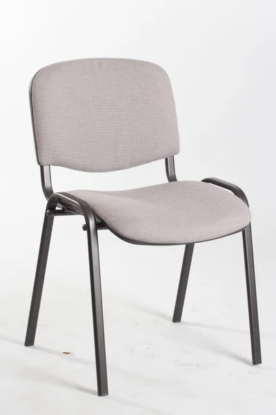 Šedá kancelářská židle, na bílém pozadí — Stock fotografie