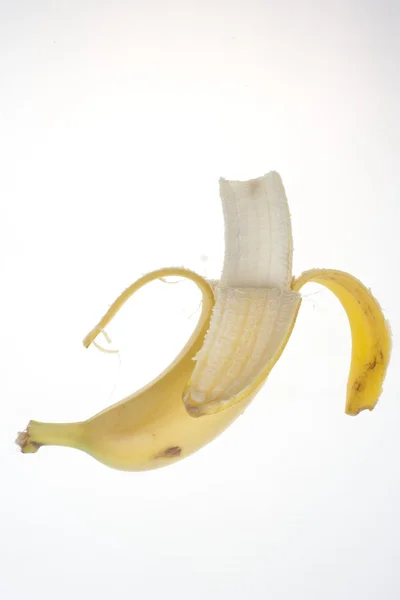 Halb geschälte Banane isoliert auf weißem Hintergrund — Stockfoto