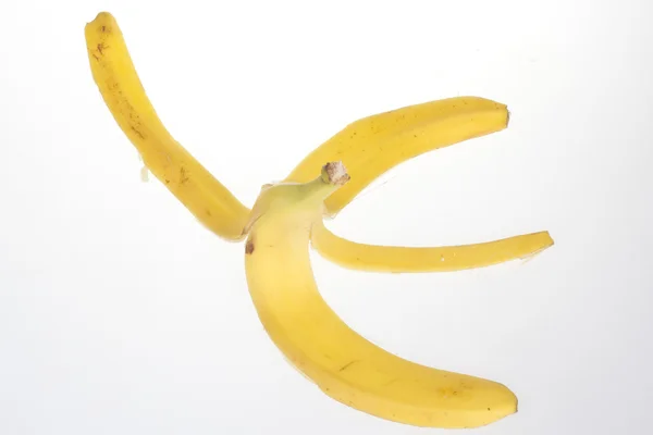 Banano de piel sobre fondo blanco — Foto de Stock