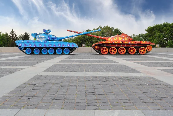 Painted tanks in Kiev — Stock Photo, Image