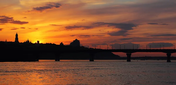 Kijów panoramę miasta o zachodzie słońca — Zdjęcie stockowe