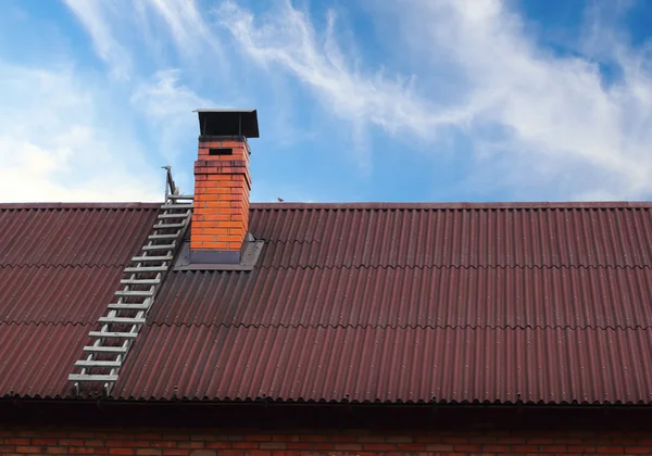 Dak schoorsteen en een ladder — Stockfoto
