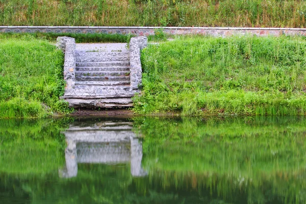 Escadas à beira da água — Fotografia de Stock