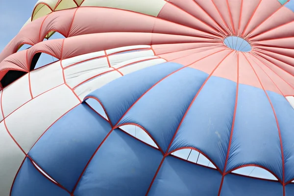 Kleurrijke parachute Stockfoto