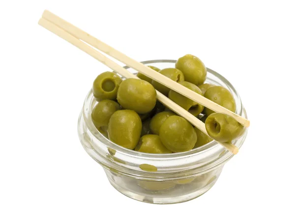 Зеленые оливки в чаше — стоковое фото