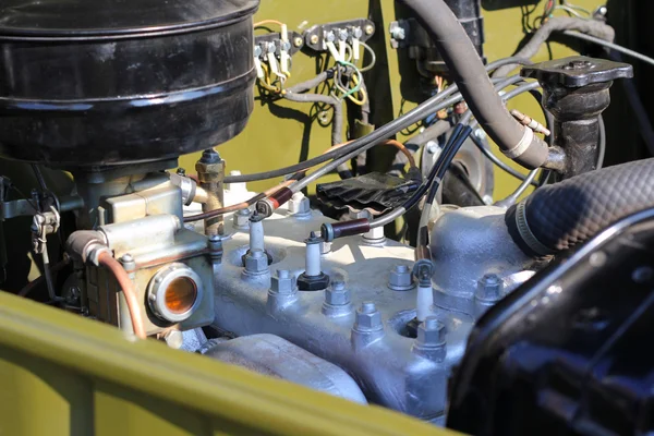 Двигатель старый автомобиль — стоковое фото