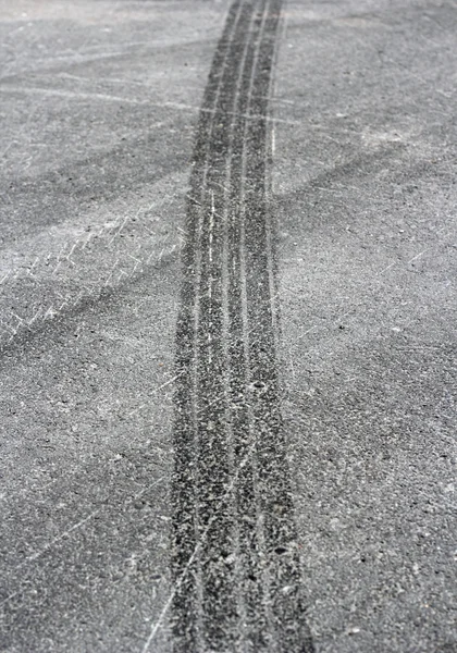Vestígios de uma frenagem em um asfalto — Fotografia de Stock