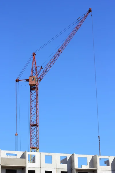 Żuraw czerwony i niebieski niebo na plac budowy — Zdjęcie stockowe