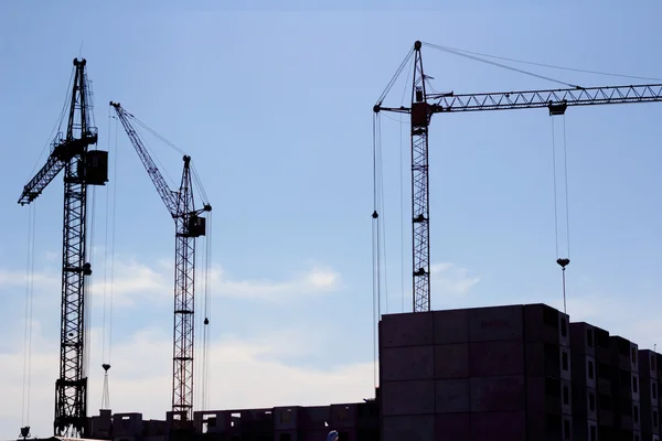 Kran und blauer Himmel auf Baustelle — Stockfoto