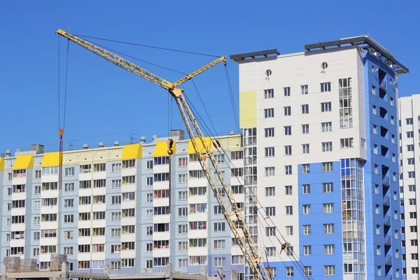 Yellow crane and blue sky on building site — Stock Photo, Image