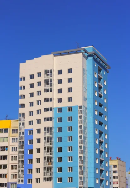La casa alta habitada contra el cielo azul —  Fotos de Stock