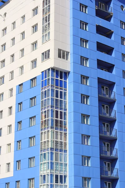有人居住的高房子对蓝蓝的天空 — 图库照片