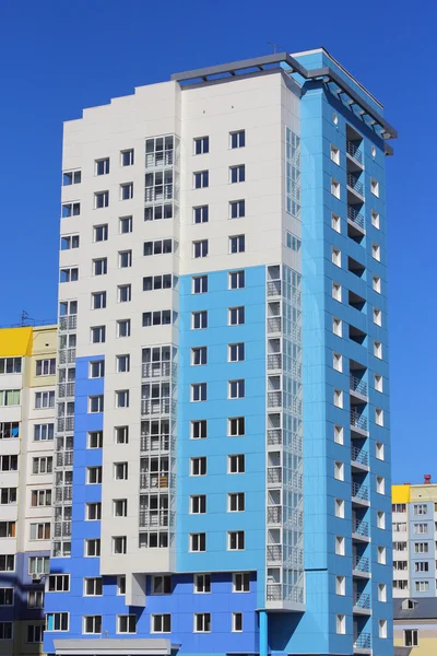 Das bewohnte Hochhaus gegen den blauen Himmel — Stockfoto