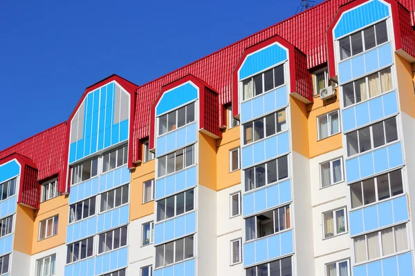 บ้านสูงที่อาศัยอยู่กับท้องฟ้าสีฟ้า — ภาพถ่ายสต็อก