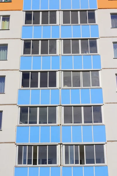 Das bewohnte Hochhaus gegen den blauen Himmel — Stockfoto