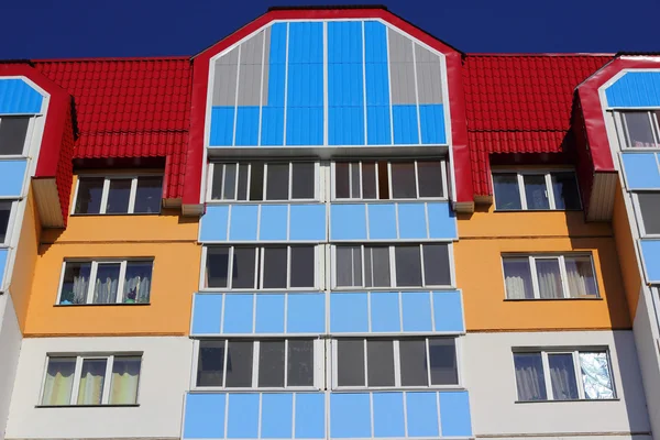 Заселений високий будинок на тлі блакитного неба — стокове фото