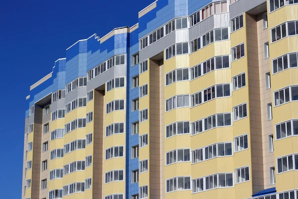 De bewoonde hoge huis tegen de blauwe hemel — Stockfoto