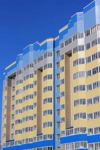 De bewoonde hoge huis tegen de blauwe hemel — Stockfoto