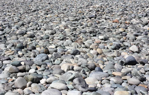 Le monticule de pierres sur le fond de la rivière asséchée — Photo