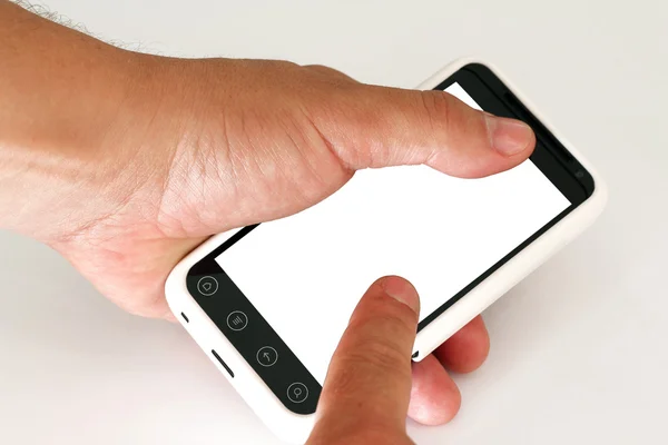 Mobilní telefon s prázdnou obrazovkou v lidské ruky. — Stock fotografie
