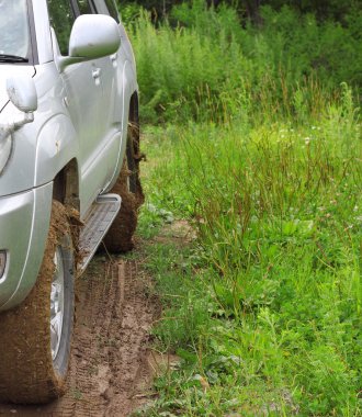 çamur içinde tanınmayan bir arabanın arkasında aşırı offroad