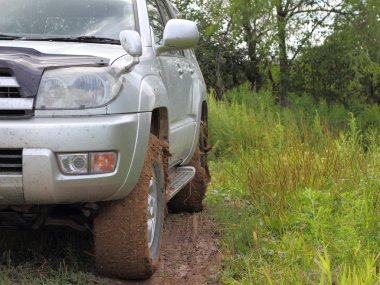 çamur içinde tanınmayan bir arabanın arkasında aşırı offroad