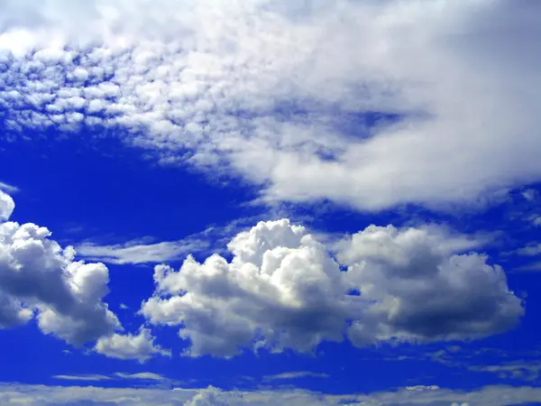 Pilvet sinisellä taivaalla — kuvapankkivalokuva