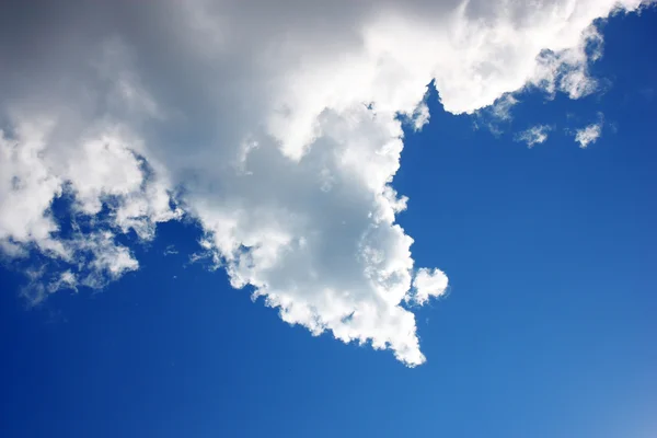 Ok gökte bulut mavi — Stok fotoğraf